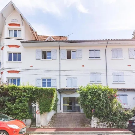 Douillet Proche Apartment *